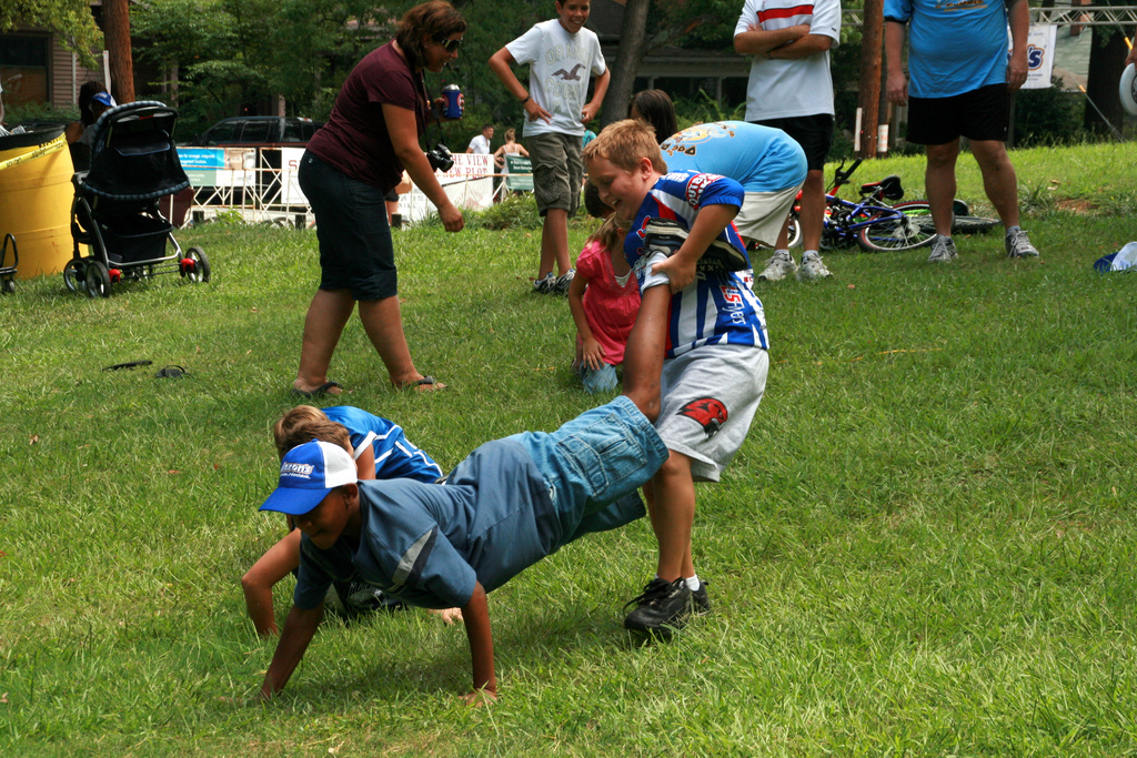 File:Wheelbarrow race.jpg - Wikimedia Commons