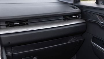 Các cửa gió trên Hyundai Custin 2024 có thiết kế tinh tế, đồng bộ với phong cách nội thất