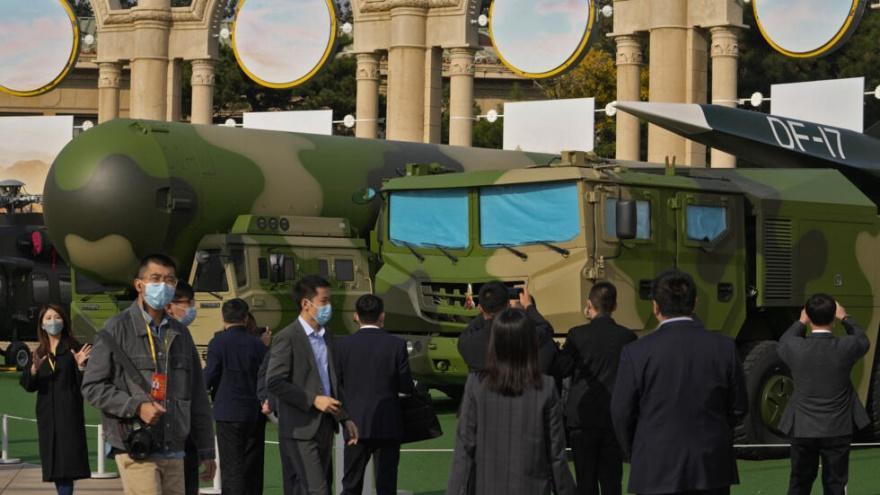 Du khách tham quan các phương tiện quân sự chở tên lửa đạn đạo Đông Phong ( Dong Feng ) 41 và DF-17 tại một cuộc triển lãm ở Bắc Kinh, Trung Quốc, ngày 12/10/2022.