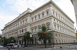 https://upload.wikimedia.org/wikipedia/commons/thumb/e/e8/Banca_d%27Italia_-_panoramio_%282%29.jpg/260px-Banca_d%27Italia_-_panoramio_%282%29.jpg