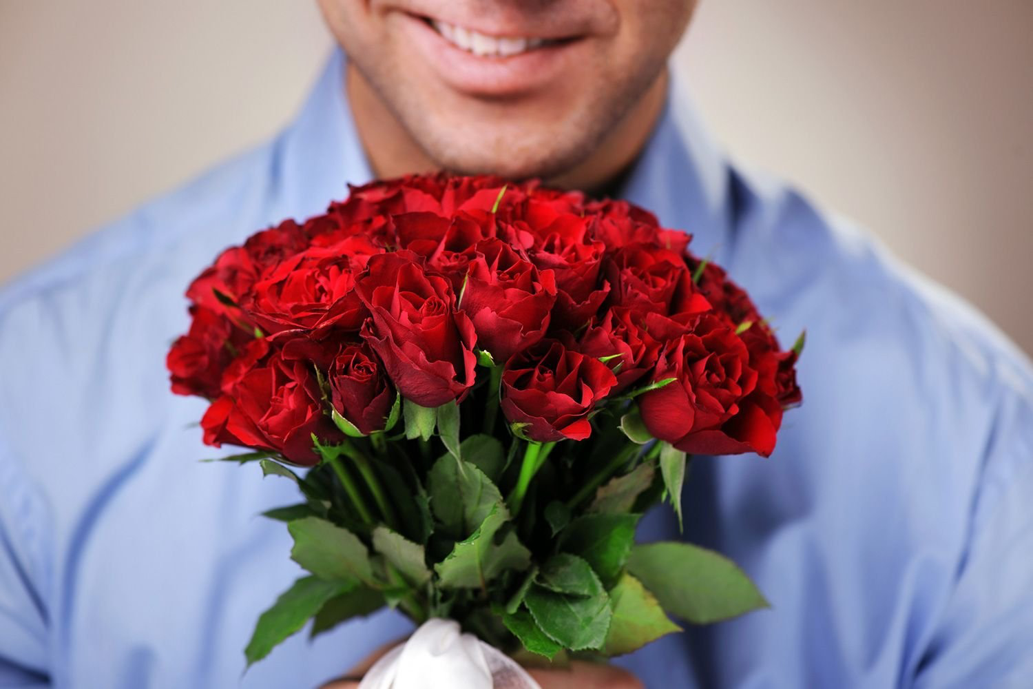 Какие цветы для мужчин. Мужчина с цветами. Букет цветов для мужчины. Мужчина с букетом роз. Мужчина дарит букет цветов.
