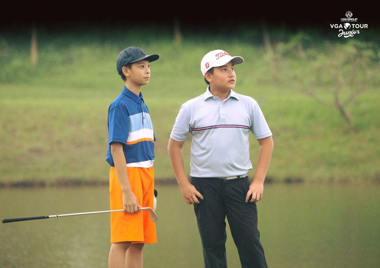 Khoảnh khắc đáng yêu của golfer nhí