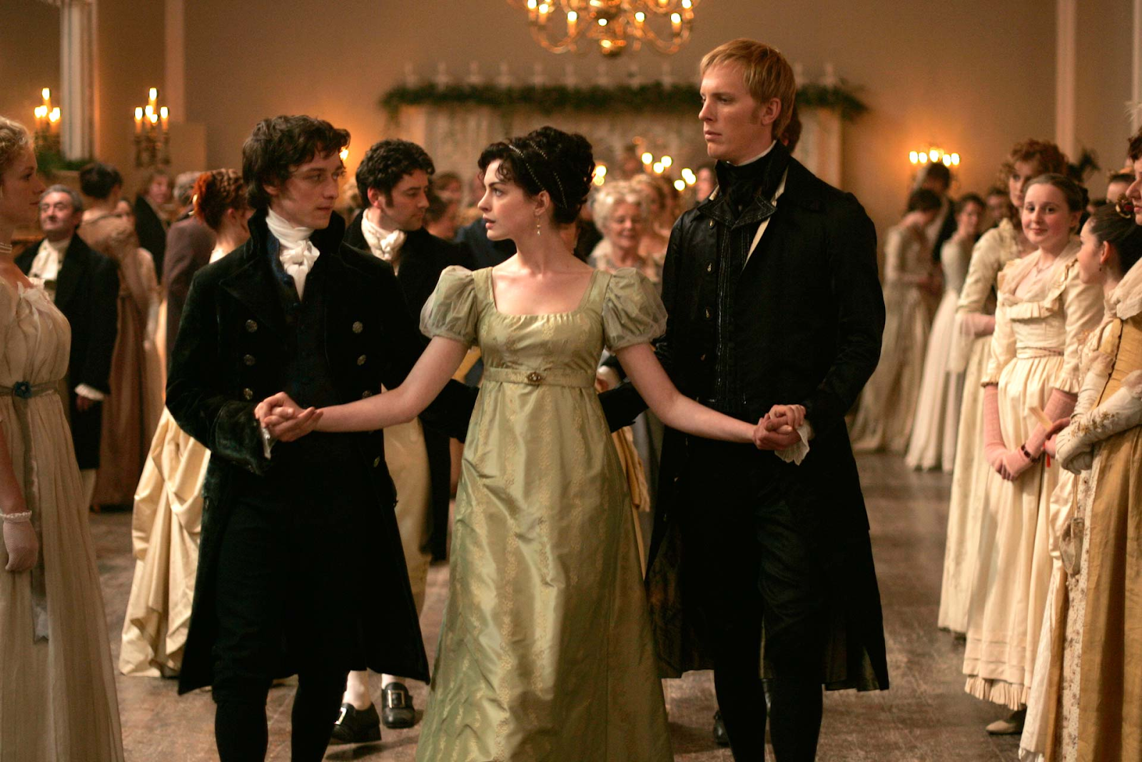 Jane Austen (Anne Hathaway) sostiene a dos caballeros de las manos, uno de ellos Thomas (James McAvoy).