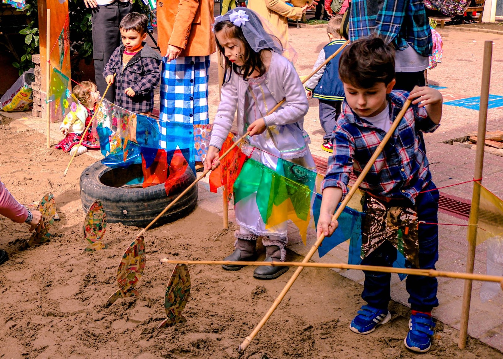 Imagem de brincadeira de pescaria na festa junina.