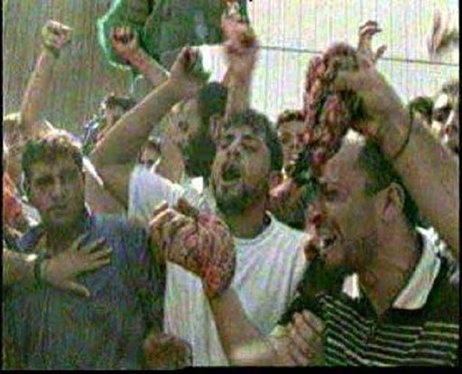 dav palestinců s vnitřnostmi z těl izraelských vojáků, Ramalláh, 12. října 2000