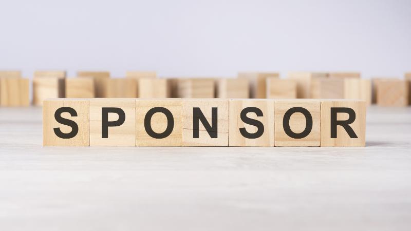 「SPONSOR」と書かれた木製ブロック