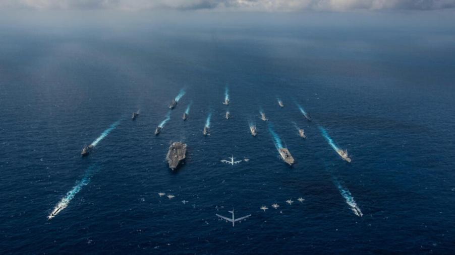 Ảnh tư liệu : Tàu sân bay Mỹ USS Ronald Reagan và tàu chở trực thăng Nhật Bản JS Hyuga tập trận "Keen Sword" cùng với 16 tàu chiến khác của Hải Quân Mỹ và Lực lượng Phòng vệ Nhật Bản ngày 08/11/2018 trên biển Philippines.