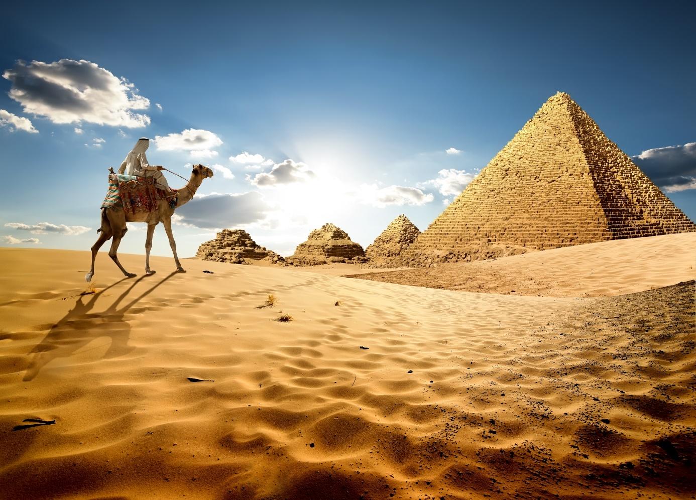 Egipt, pustynia i widok na piramidy w Gizie, beduin na wielbłądzie, piękna pogoda