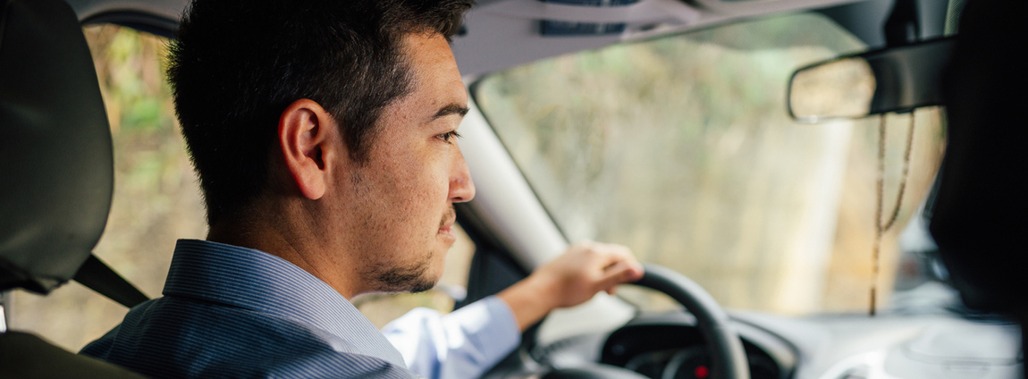 Motorista atento dirigindo carro