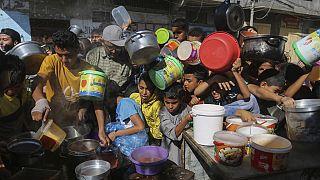 هجوم فلسطینی‌ها برای دریافت غذا در غزه تحت محاصره اسرائیل