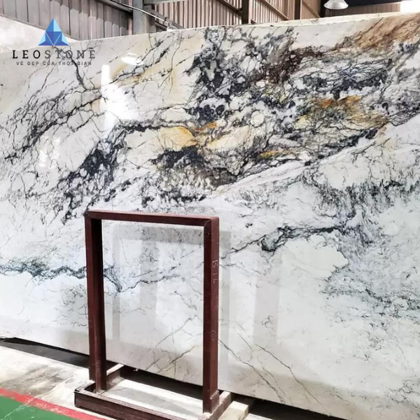 bề mặt sáng bóng của đá ốp lát cao cấp 