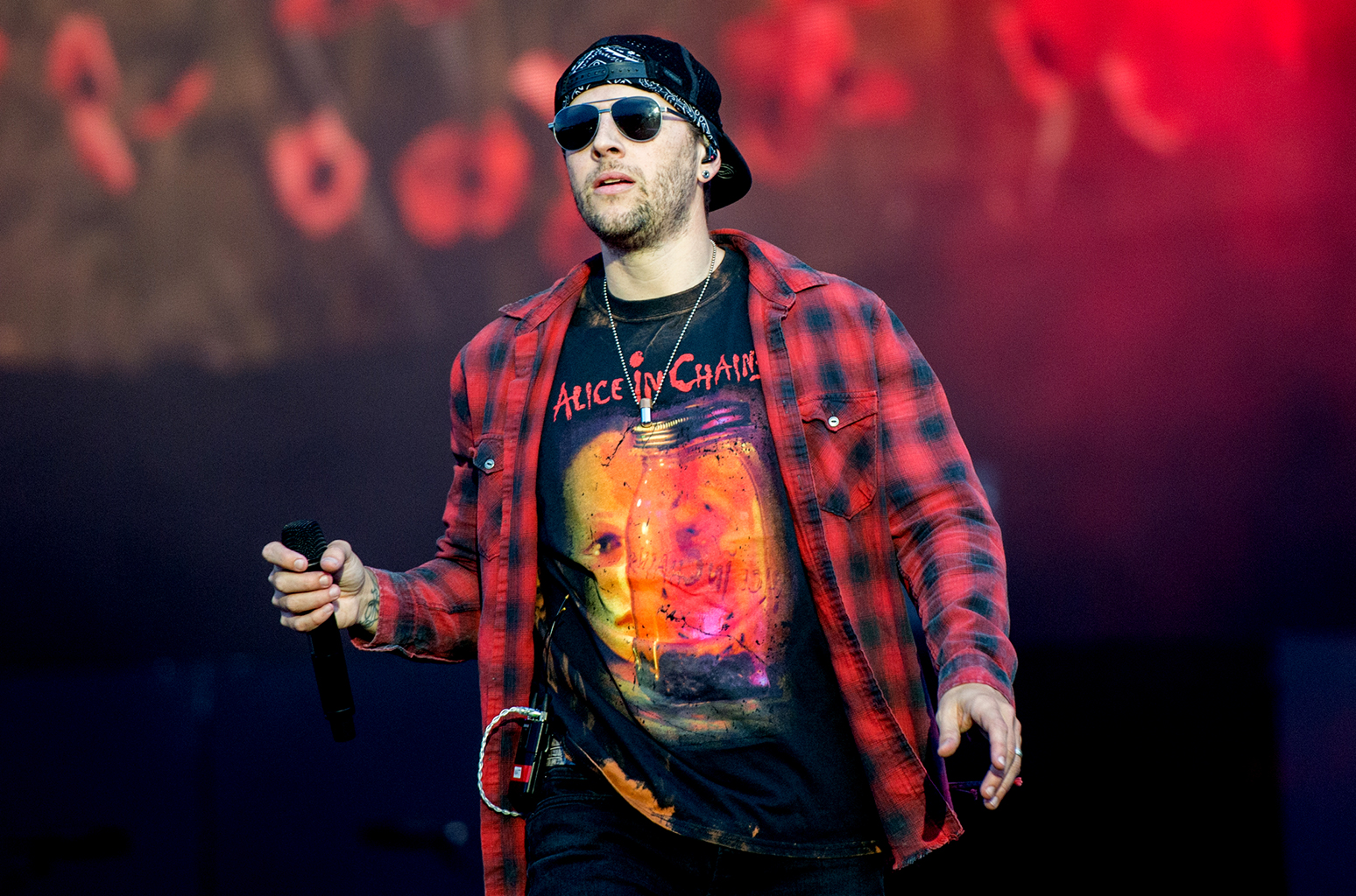 Matt Shadows saat tampil sebagai vokalis