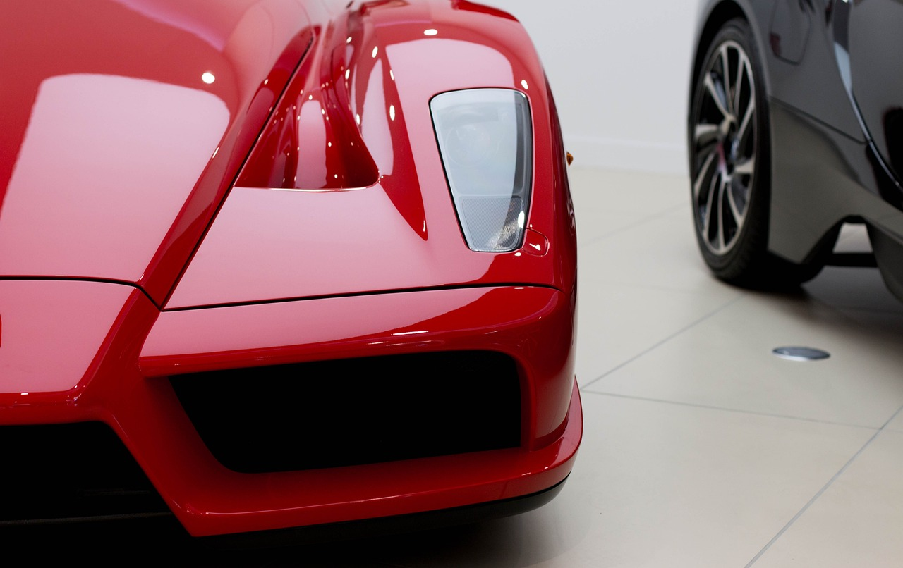 Primo piano della parte anteriore di una Ferrari rossa