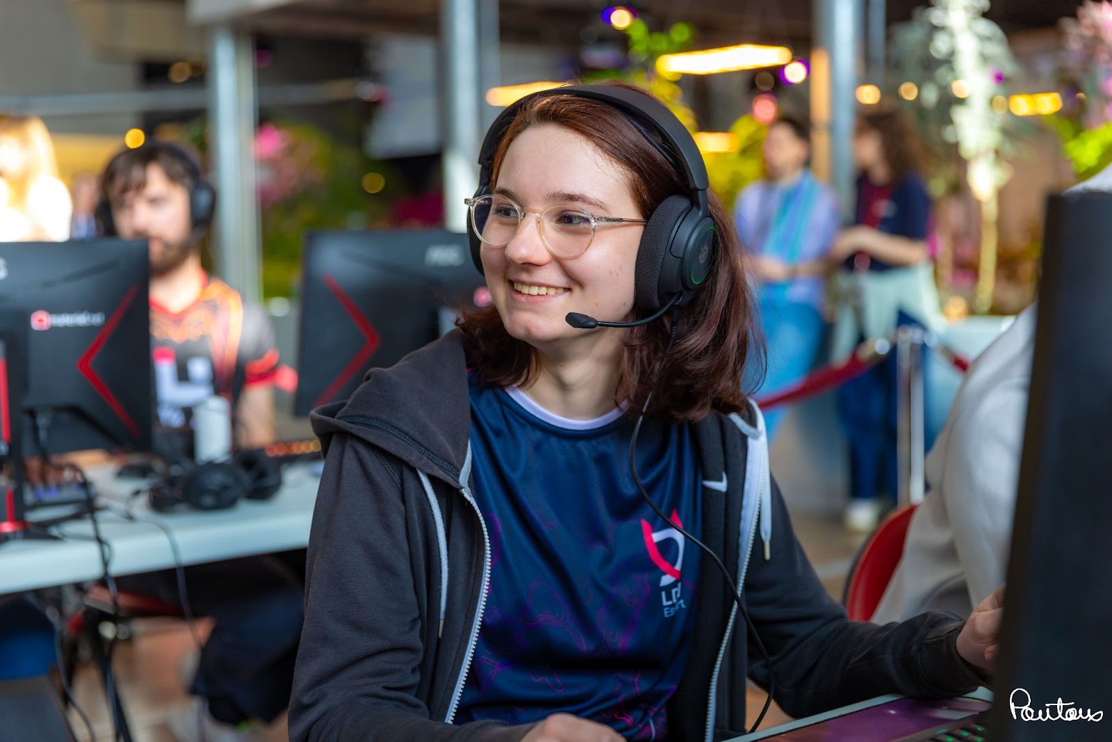 Claire playing in a gaming competition - women in games - Dassault Systemes blog
