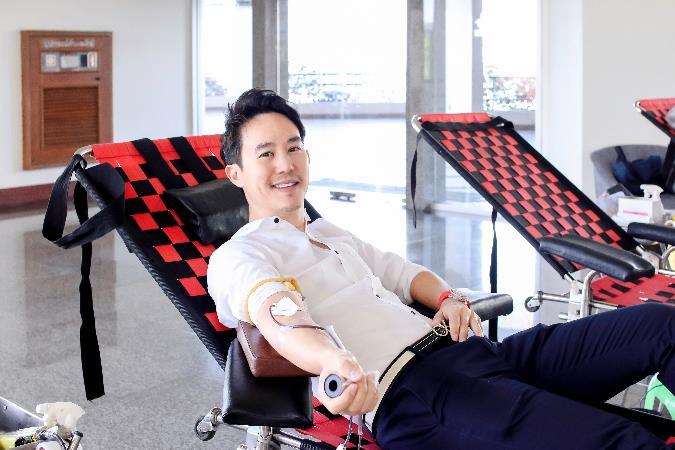 คุณวิทนาถ วรรธนะกุล นำทีมงานรอยัลคลิฟมาบริจาคโลหิตกับสภากาชาดไทย 