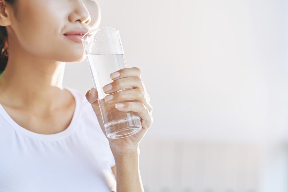 Minum air Mineral adalah Cara Menghilangkan Sakit Perut Dengan Cepat