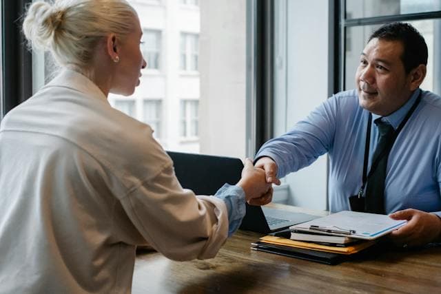 2 people shaking hands