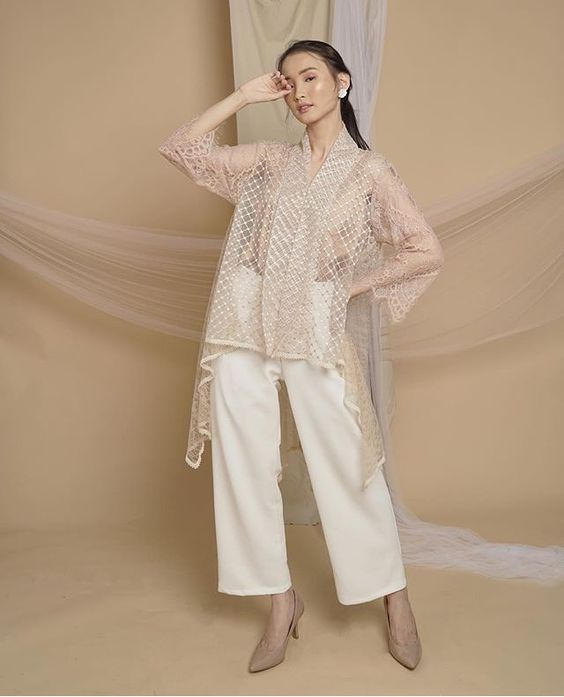 outfit lebaran 2024 kain tulle dengan celana