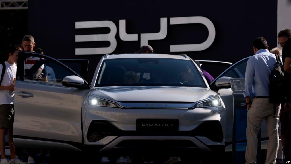 Khách hàng xem xe điện BYD của Trung Quốc tại triển lãm ô tô IAA ở Munich, Đức, hôm 8/9/2023. Hãng xe Trung Quốc đã dự kiến xây một nhà ma1ysa3n xuất ở Việt Nam nhưng chưa cho biết ngày khởi công.