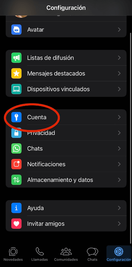 La imagen muestra la sección "Configuración" de WhatsApp con la opción "Cuenta" resaltada.