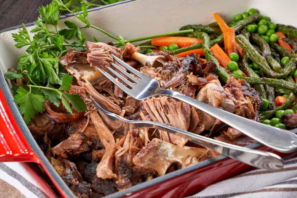 Umăr de miel afumat cu legume
