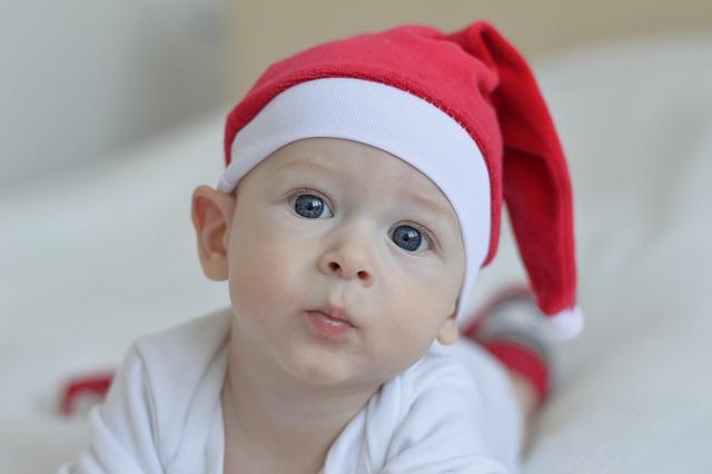 クリスマスのサンタ帽子をかぶった赤ちゃんの写真