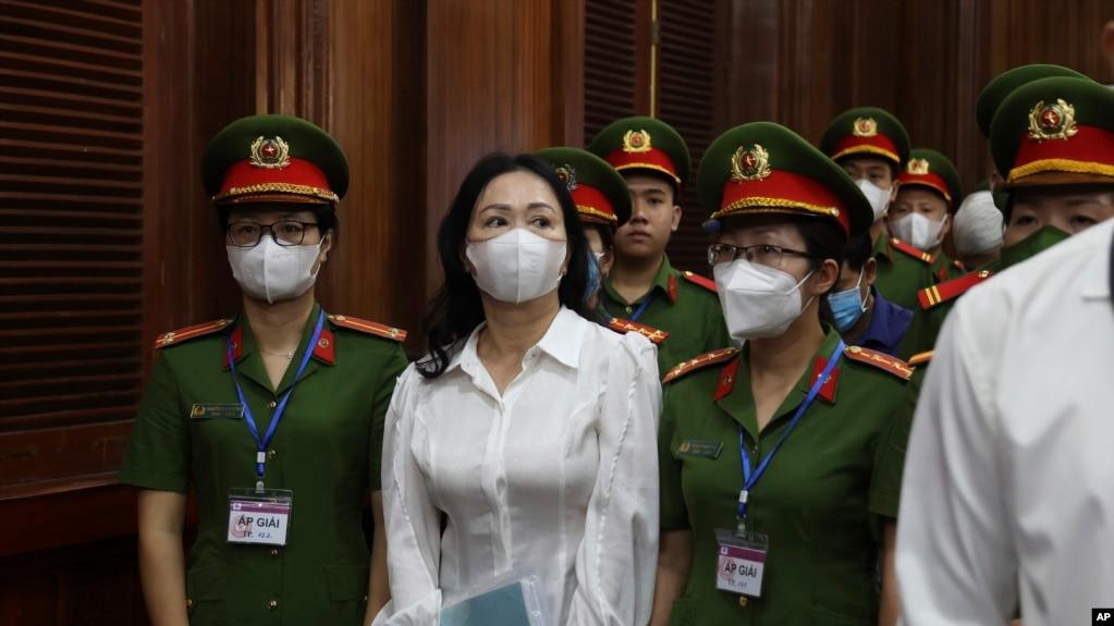 Bà Trương Mỹ Lan ra tòa tại thành phố Hồ Chí Minh ngày 5 tháng Ba.