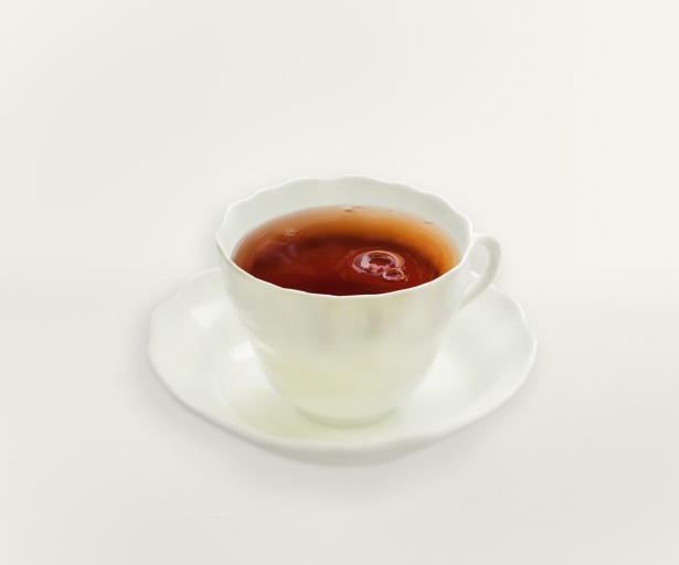 白いティーカップに入った紅茶の画像です。