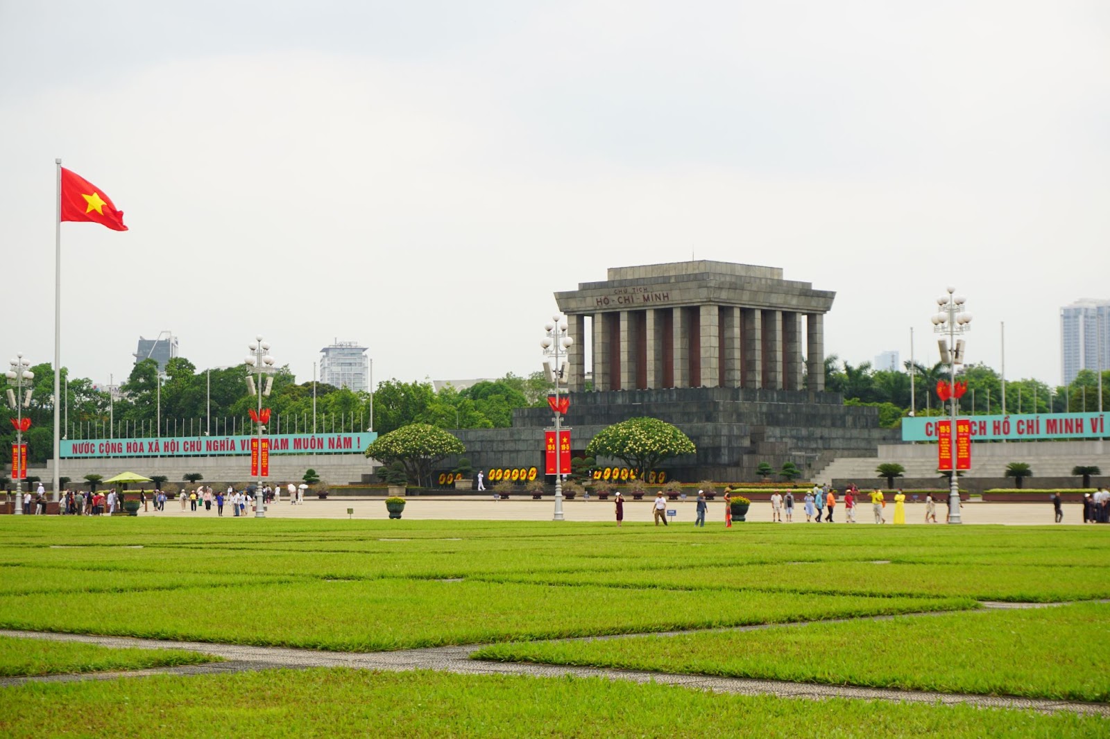 Hà Nội rợp sắc cờ hoa kỷ niệm ngày sinh Chủ tịch Hồ Chí Minh - Ảnh 9.