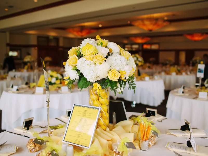 Trang trí bàn tiệc cưới với màu trắng và vàng