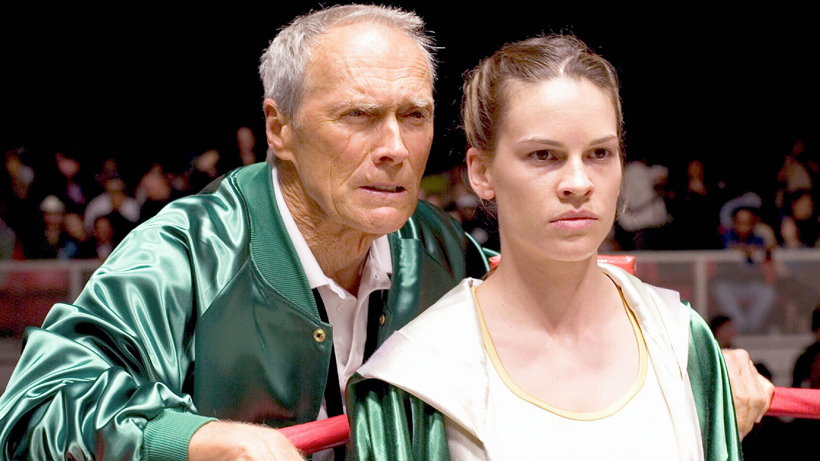 Clint Eastwood y Hilary Swank en una escena de la película 'Million Dollar Baby'. Ambos personajes están junto a un ring de boxeo, con Clint Eastwood en su papel de entrenador y Hilary Swank como boxeadora.