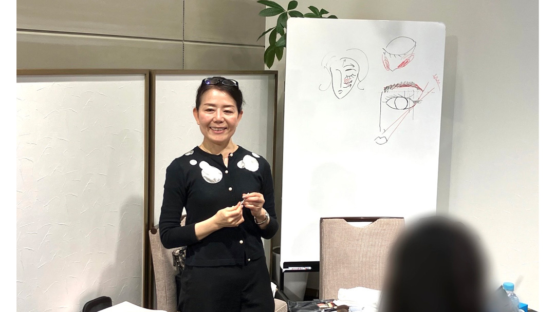 見出し3画像_嶋村吉洋社長が主催するワクセルのコラム_出口理恵さん_メイク指導