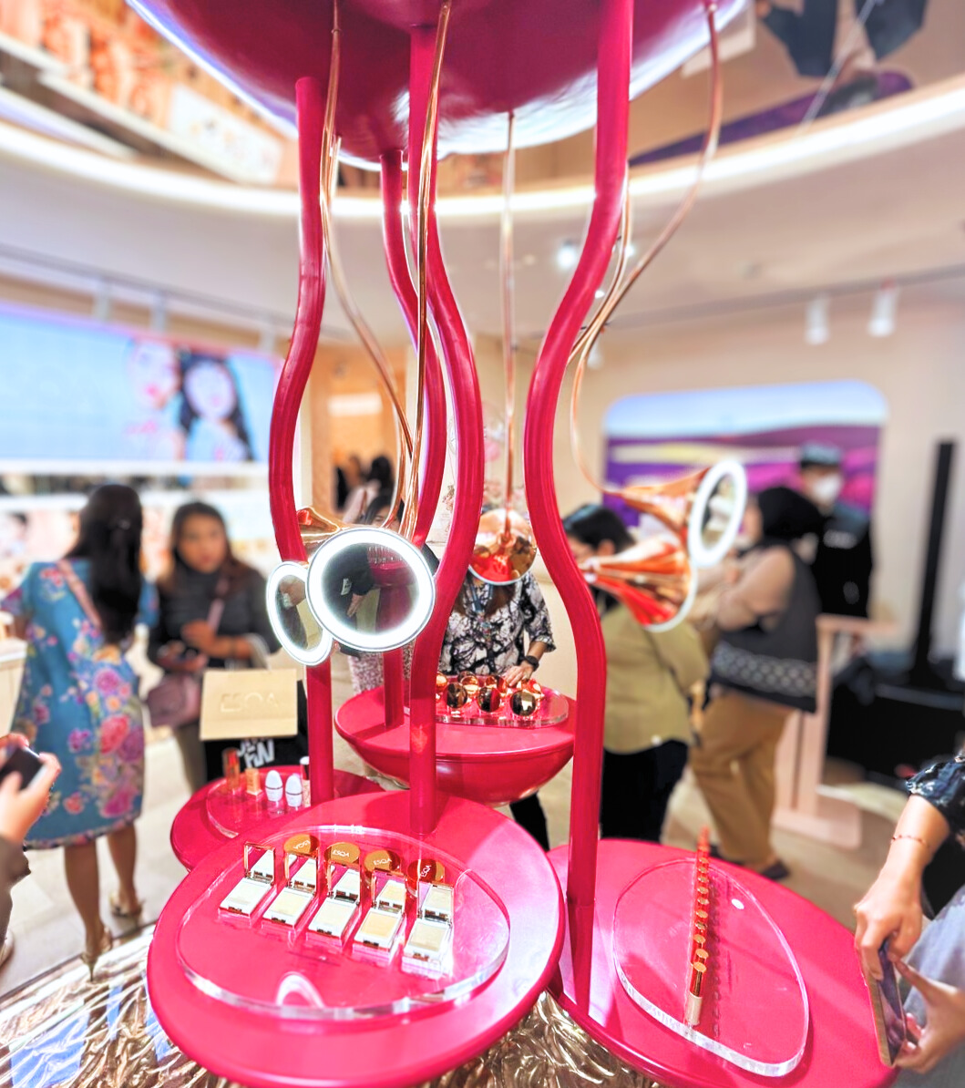 Display ‘Pink Pond’ yang jadi daya tarik utama pada offline store ESQA Cosmetics.