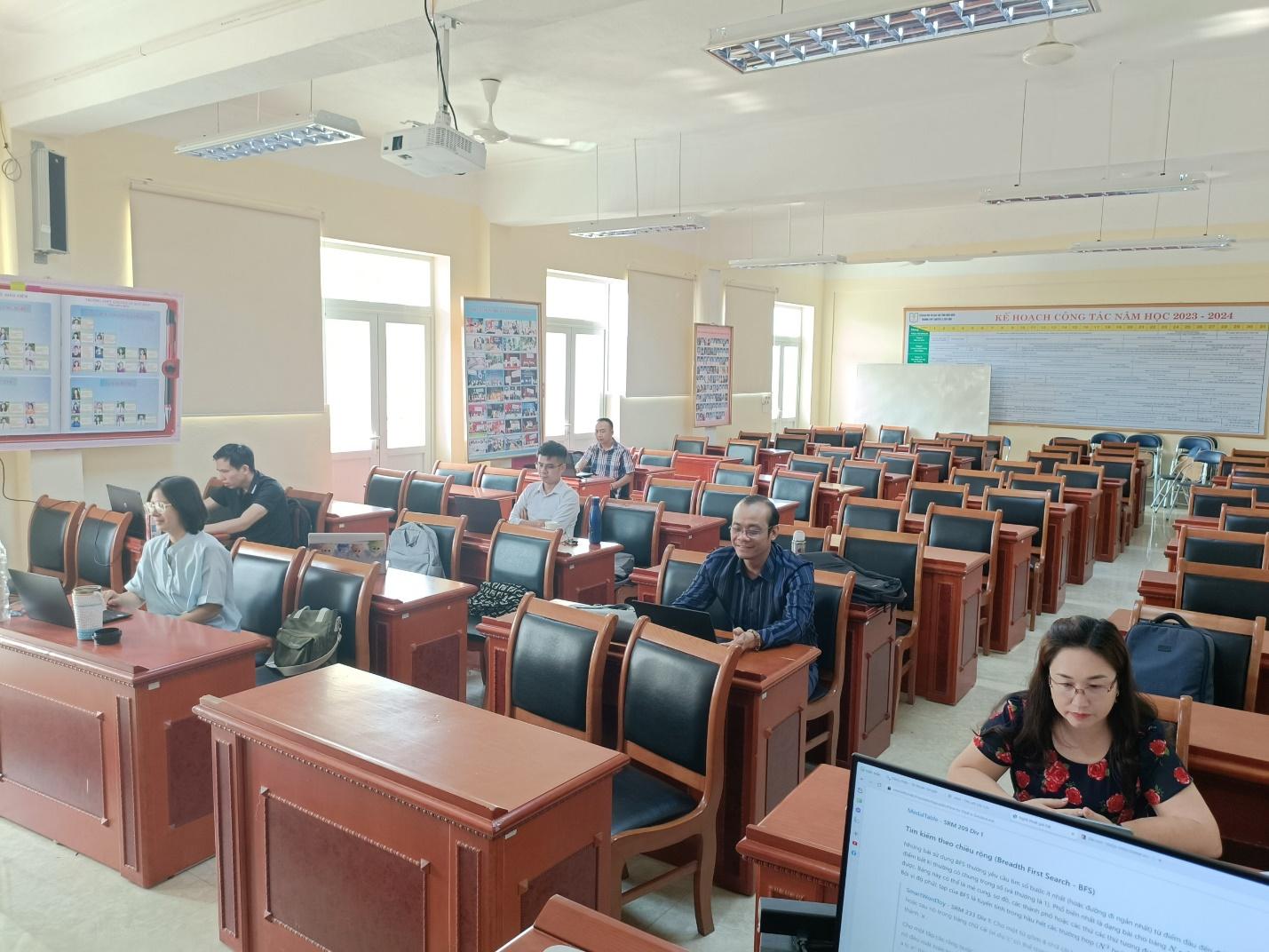 ''Ảnh có chứa trong nhà, đồ đạc, ghế, bàn làm việc
Mô tả được tạo tự động''