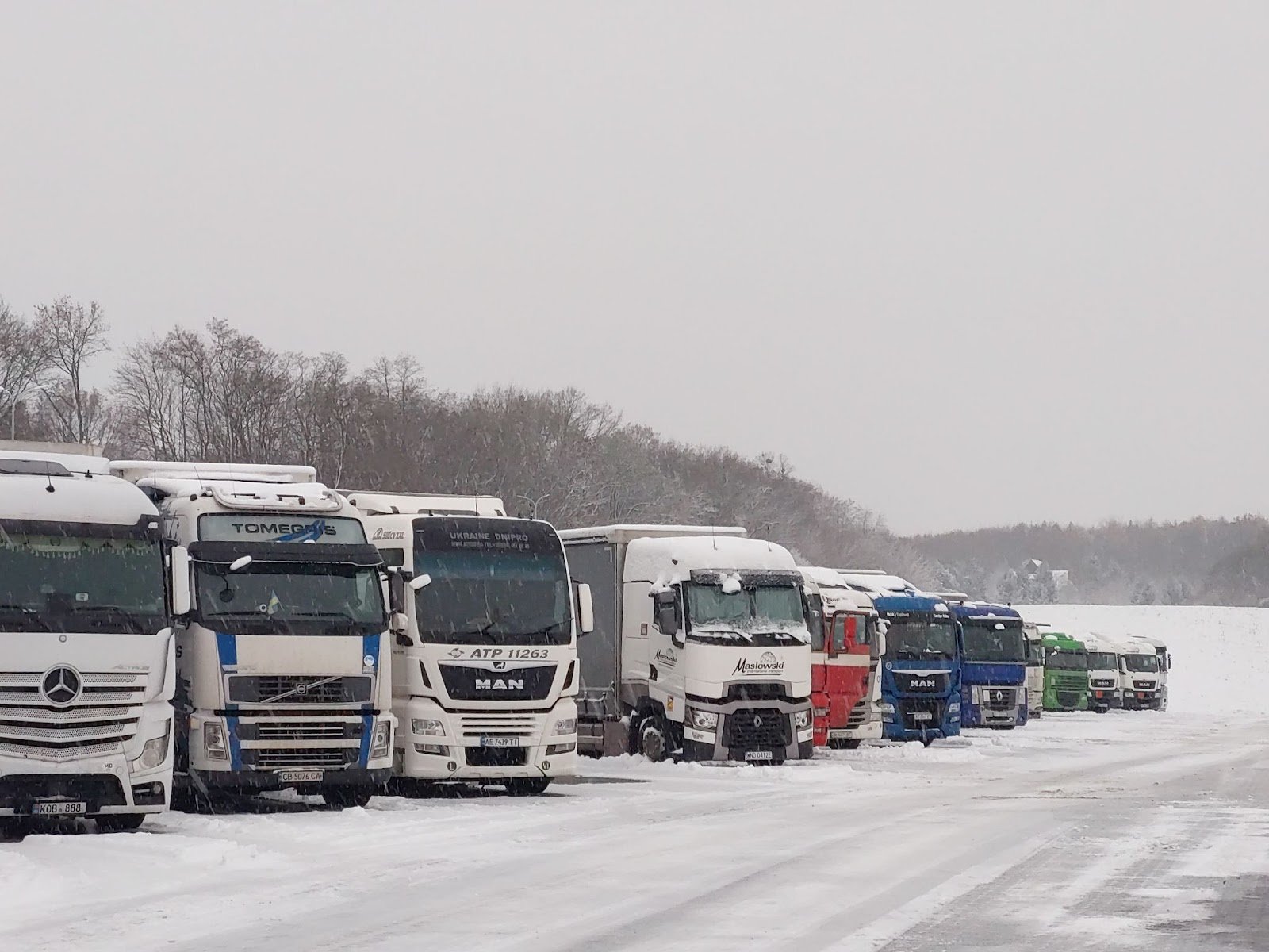 Фурі українських перевізників у терміналі неподалік Шегінь