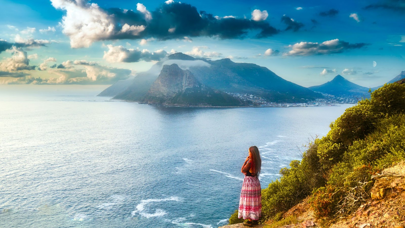 A women admiring the view from Chapmans Peak Drive