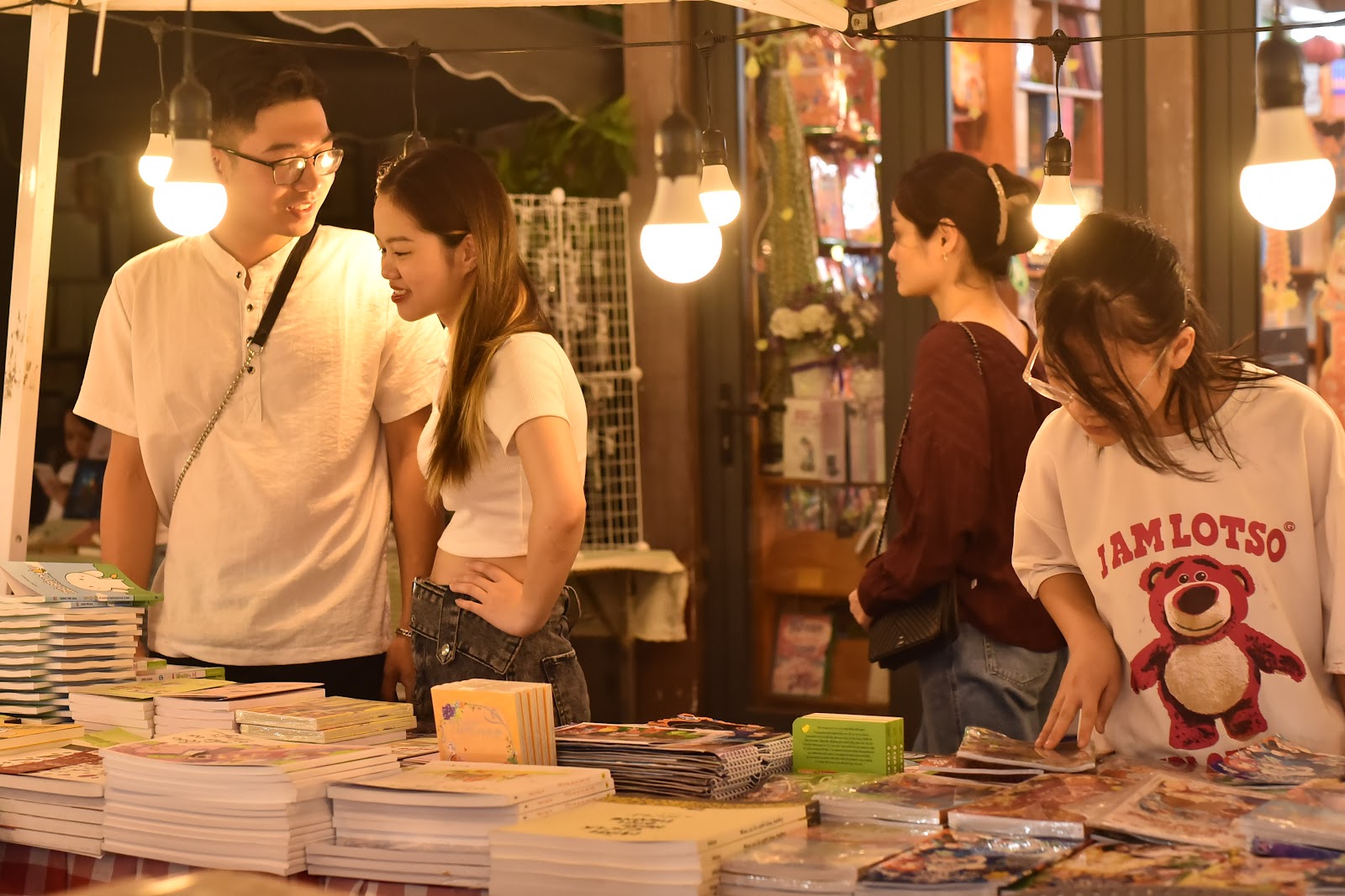 Giới trẻ thích thú tham gia chợ đêm trên phố sách 19/12 - Ảnh 9.