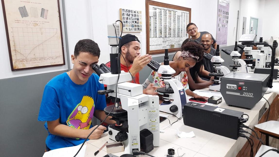Pessoas sentadas ao redor de uma mesa de escritório

Descrição gerada automaticamente com confiança média
