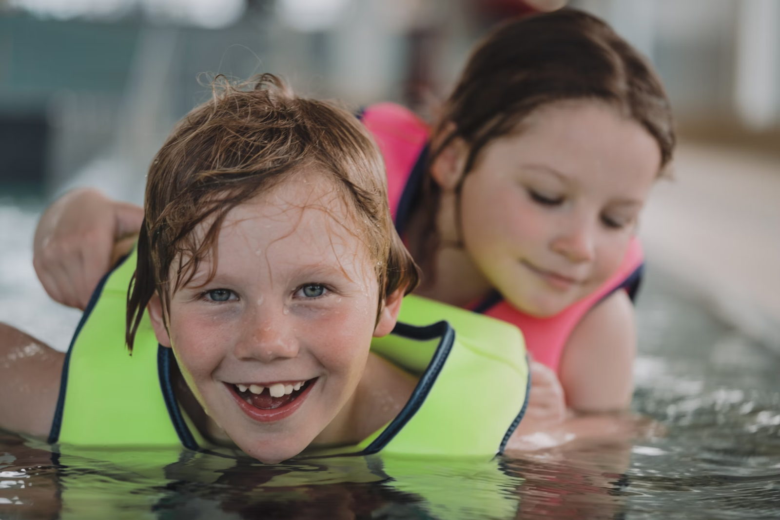 kids learning to swim