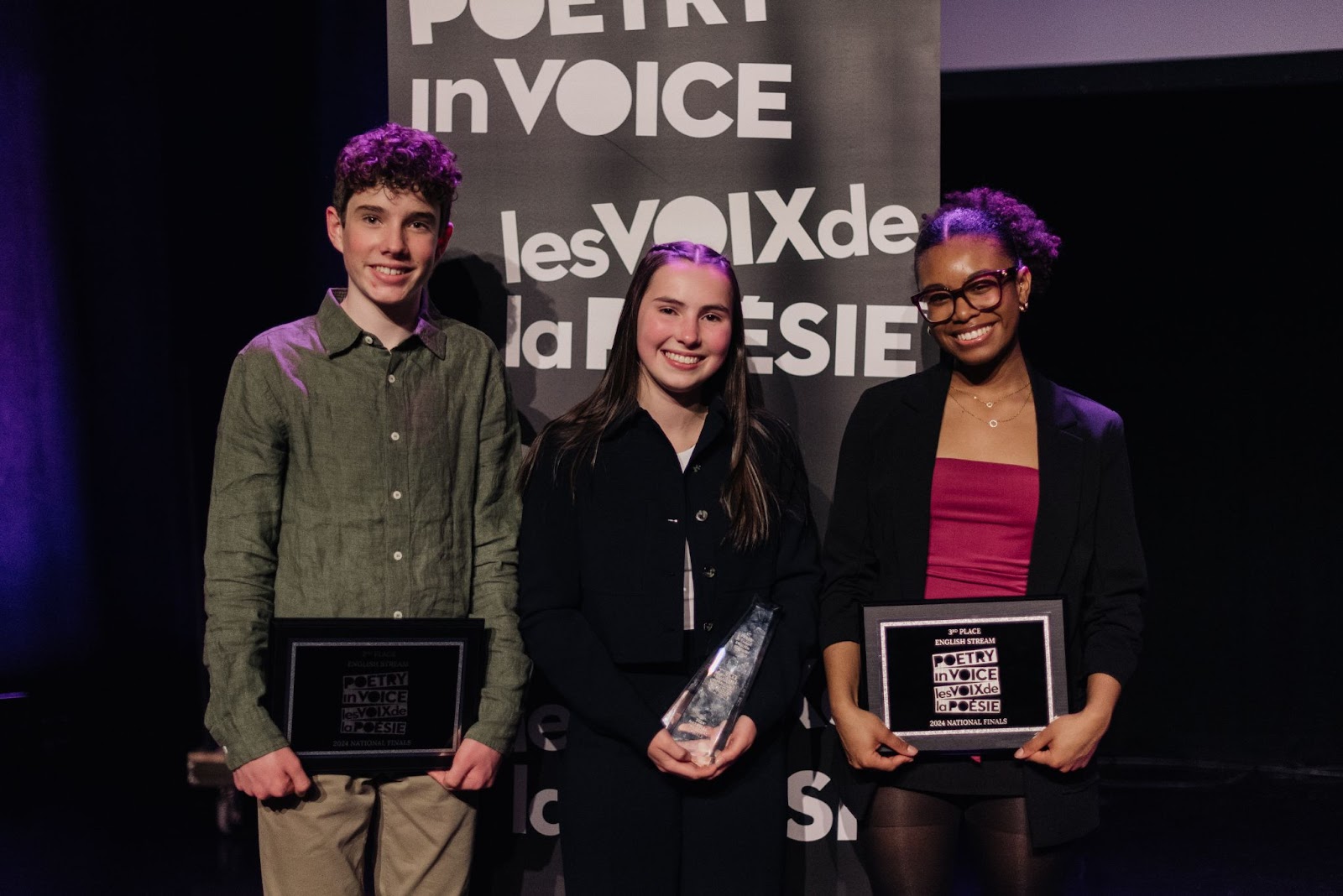 Les gagnant·e·s de la section anglaise! Emiliia Lebedeva (au centre) en première place, James Hoag (à gauche) en deuxième place, et Daniela Damier Ducreux (à droite) en troisième place. 