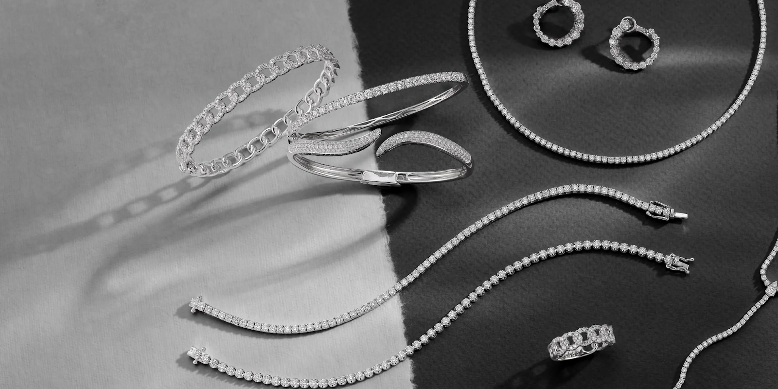  تصویری از گردنبند، دو دستبند، یک جفت گوشواره، یک انگشتر و سه النگو