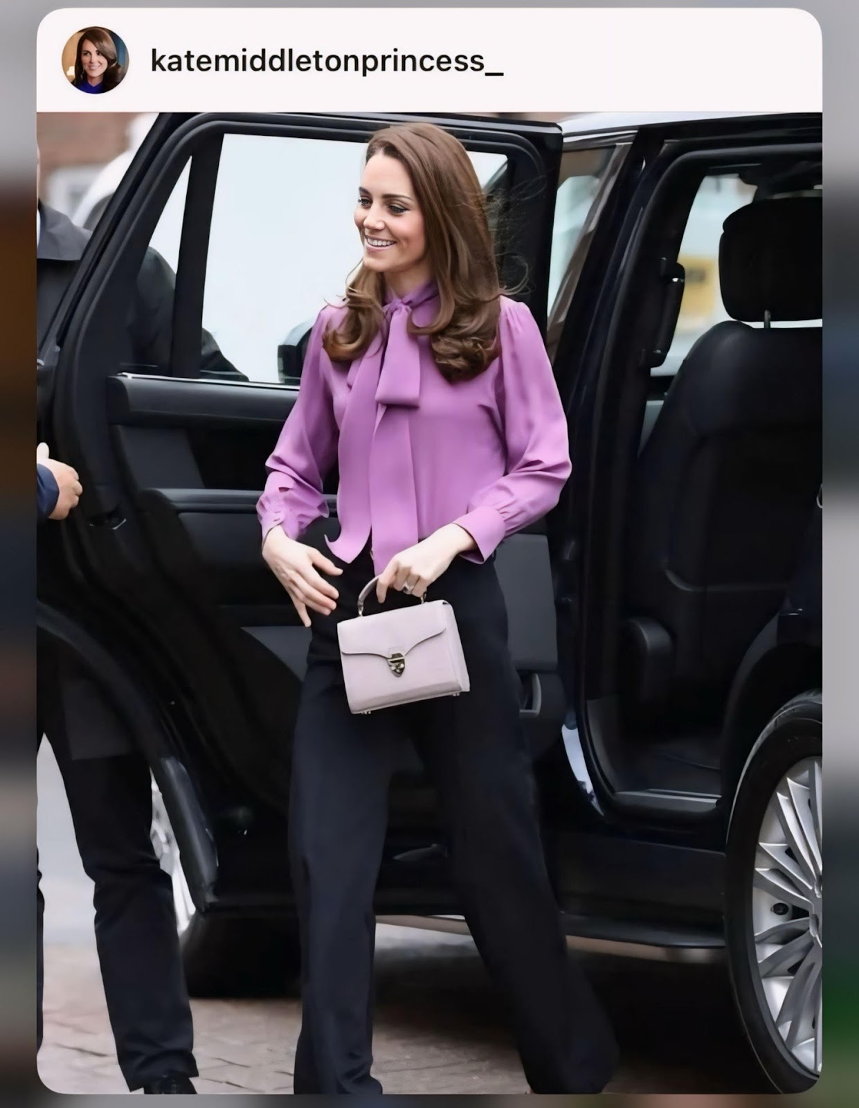Kate Middleton con una blusa morada bajando de un coche