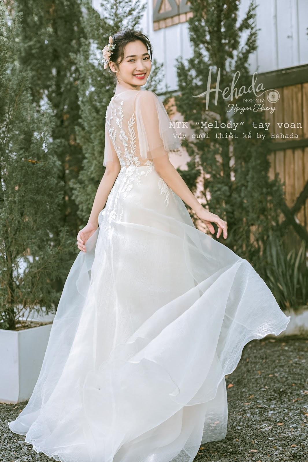 Họa tiết sau lưng váy cưới The Melody Fly