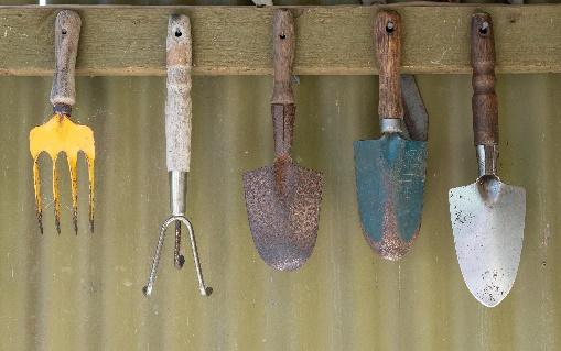 Grupa narzędzi ogrodnictwa na ścianie