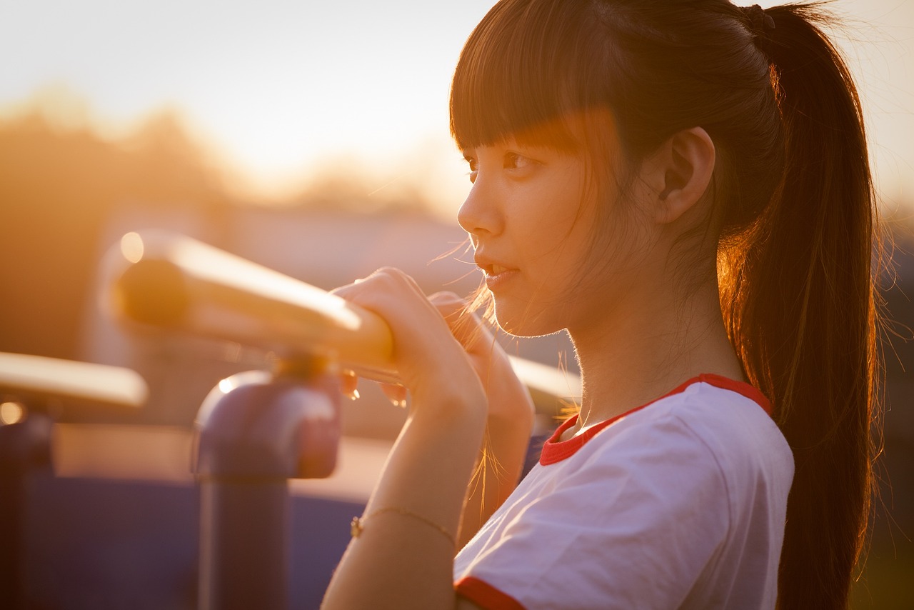 女性　ポニーテール　夕日