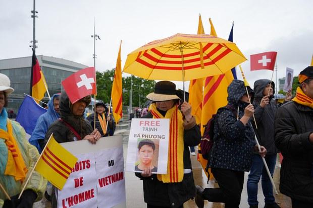 Hàng trăm người Việt và Khmer Krom biểu tình trước LHQ tố cáo Việt Nam vi phạm nhân quyền