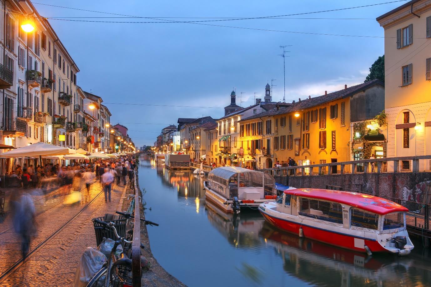 A river with boats in it

Description automatically generated