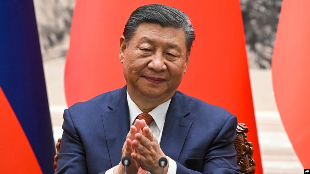 中国网信办日前推出一款号称通过习近平思想理论检验的AI聊天机器人，称其智能问答功能保证生成内容的权威、准确。分析指出，这一模型目前虽然只是一款内部宣传和学习工具，但一旦推广可能成为AI时代中国舆论的框架标准；让AI机器人以自然的语言重复陈腔滥调更是反映出中国目前言论环境的荒谬。