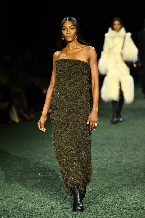 Picture showing Naomi campbell walking the runway
