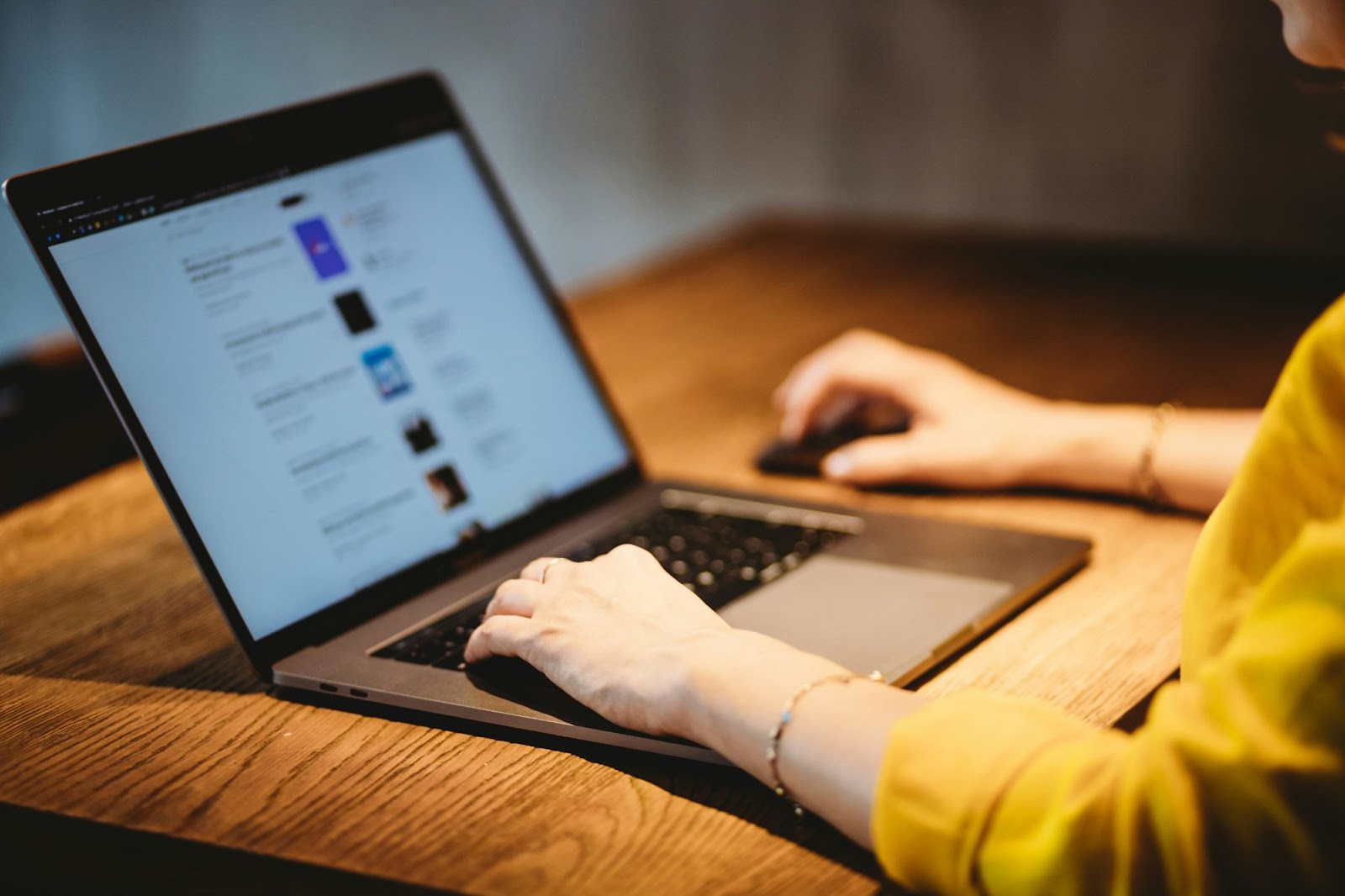 Consultor SEO México trabajando en una laptop en una mesa de madera